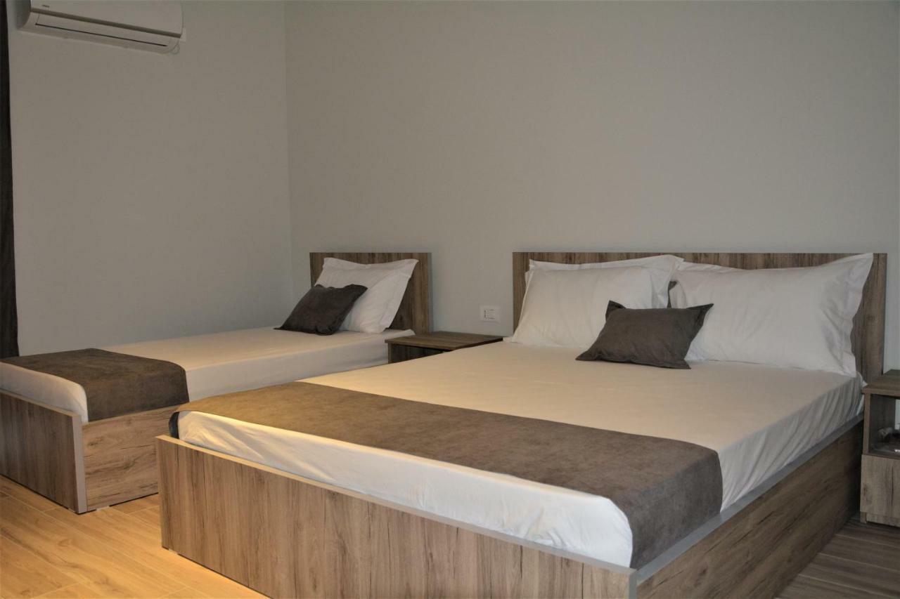 Hotel Vila Nino Berat Buitenkant foto