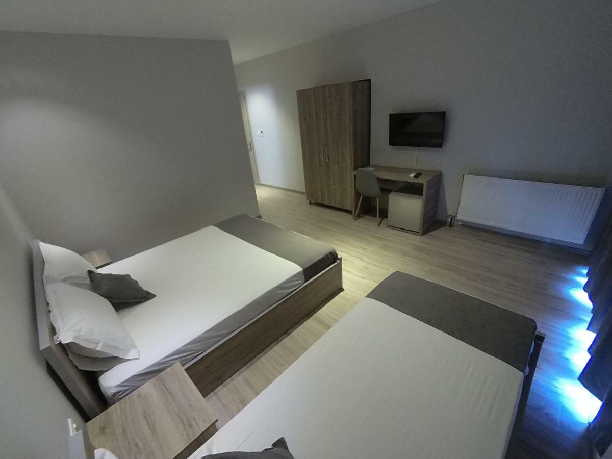 Hotel Vila Nino Berat Buitenkant foto