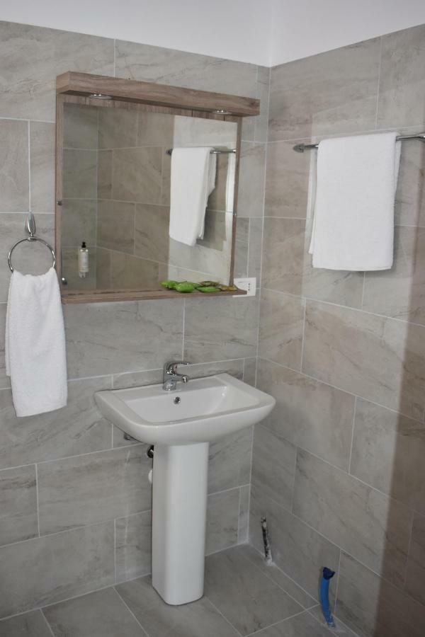 Hotel Vila Nino Berat Buitenkant foto